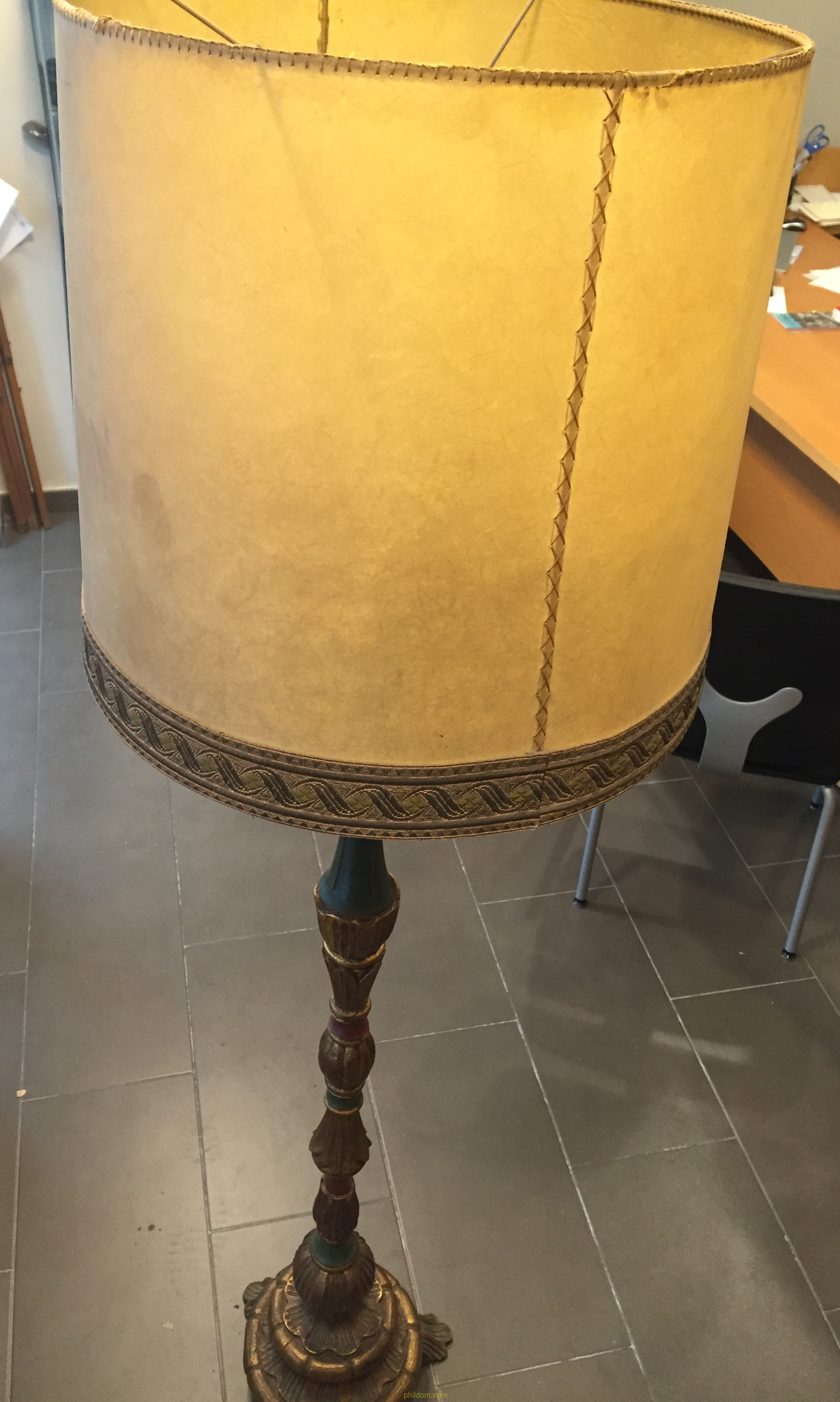LAMPARA DE PIE TALLADA EN MADERA Y PANTALLA DE PERGAMINO. AÑOS 60