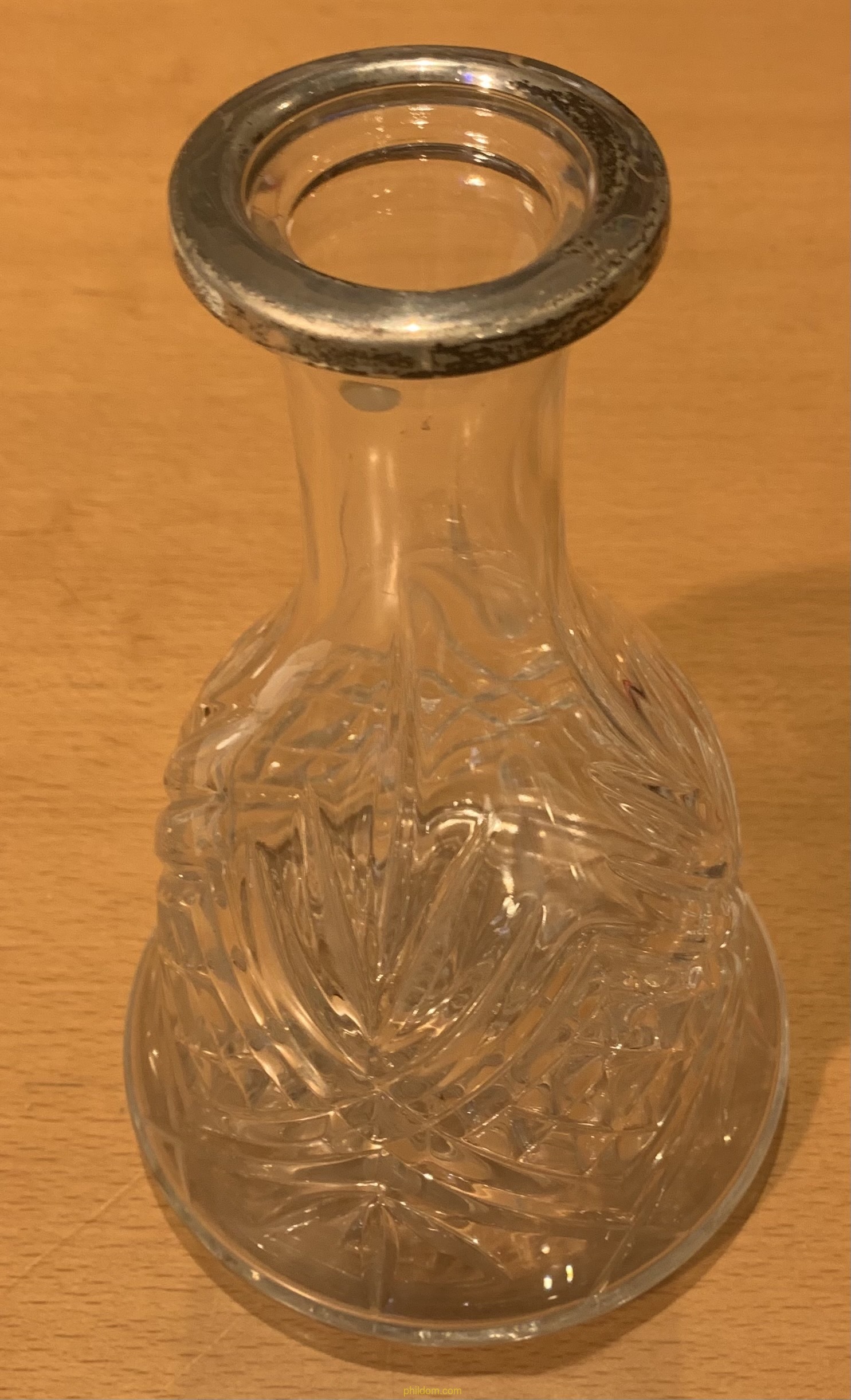 BOTELLA LICORERA DE CRISTAL CUELLO DE PLATA