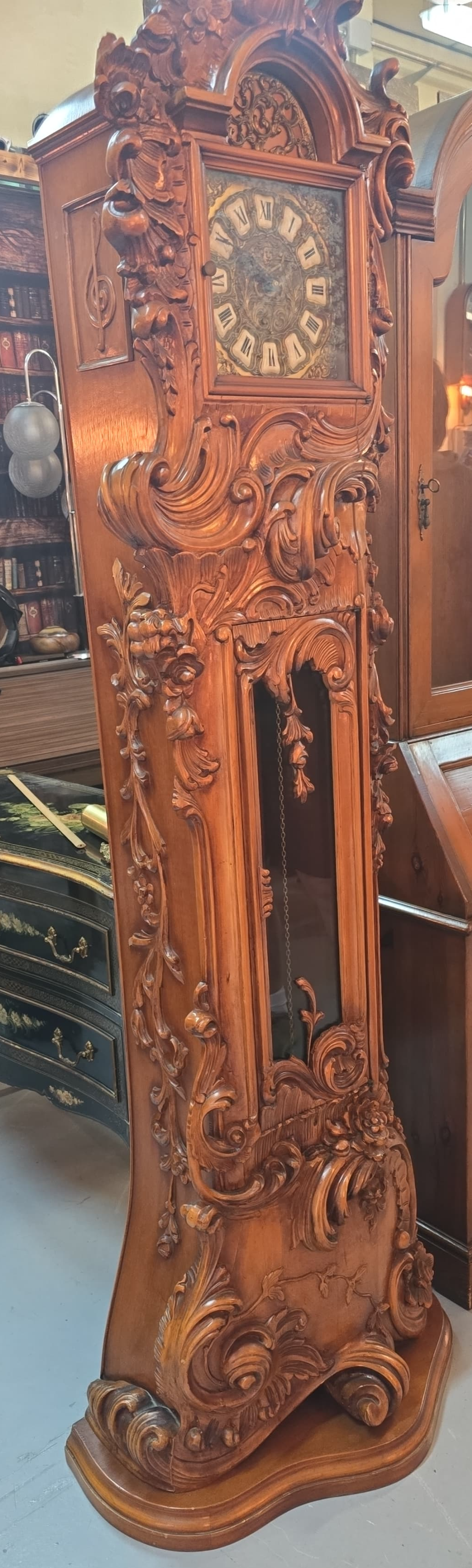 RELOJ ANTIGUO TALLADO EN MADERA