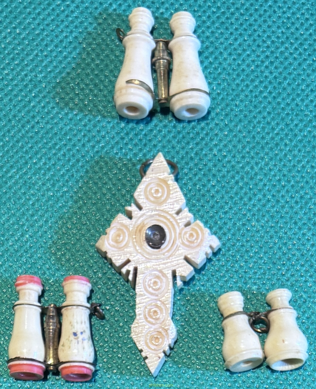 CURIOSOS MINI PRISMATICOS Y CRUZ DE HUESO CON IMAGENES DE VIRGENES