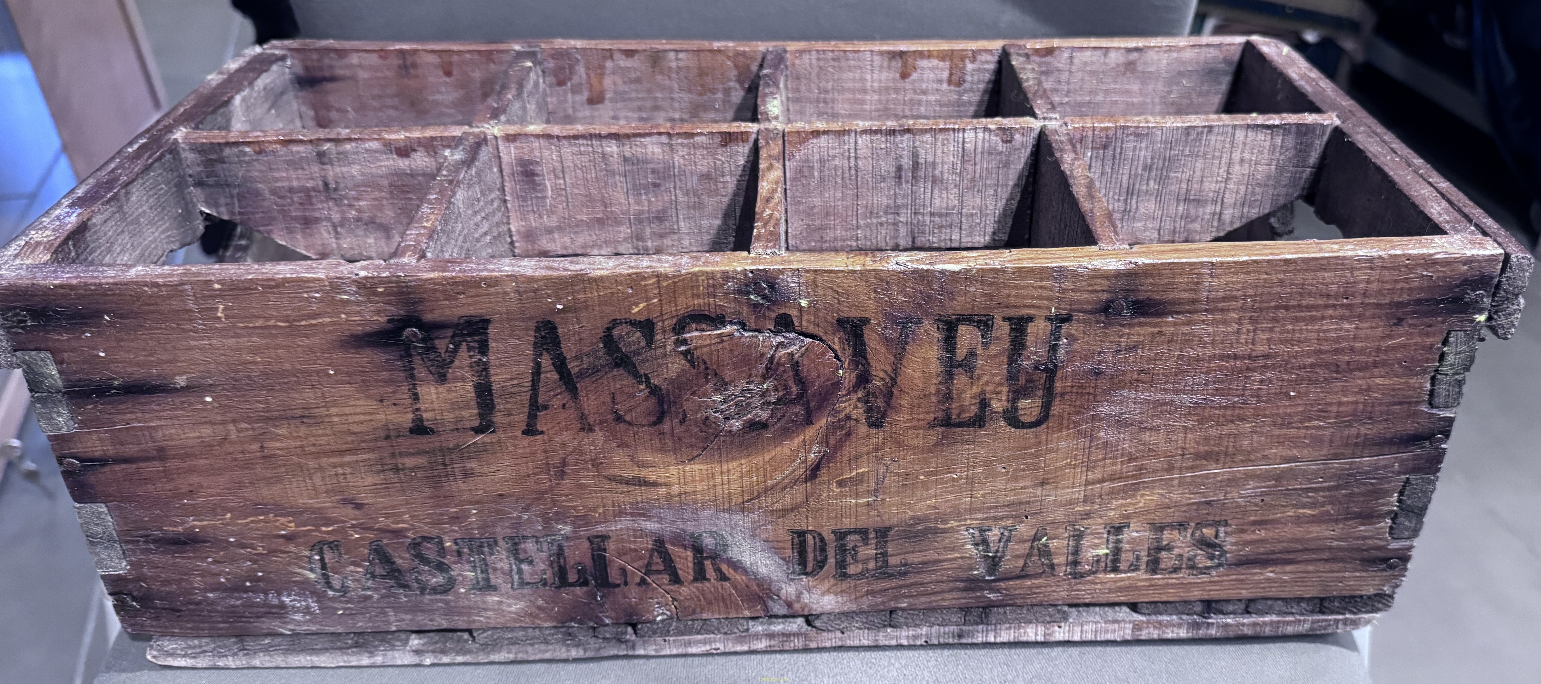 CAJA BEBIDAS MADERA MASSAVEU CASTELLAR DEL VALLES 45cm X 22cm