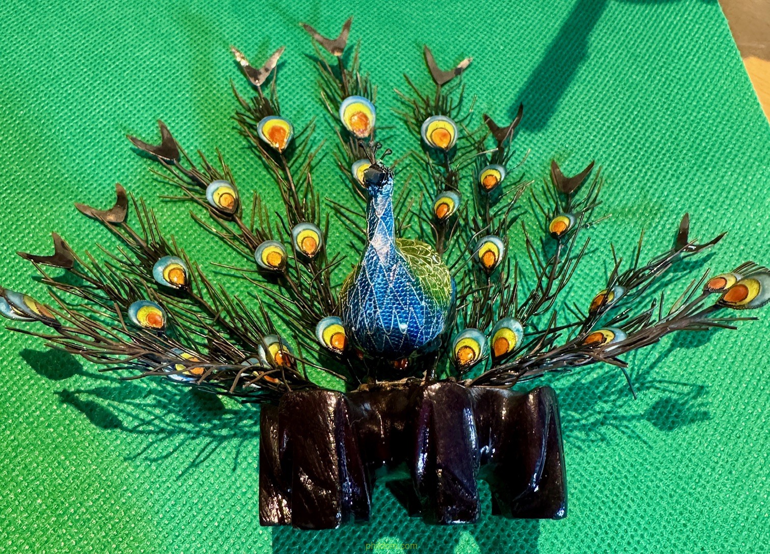 ORIGINAL FIGURA PAVO REAL METALICA, CON ESMALTE Y BASE DE MADERA
