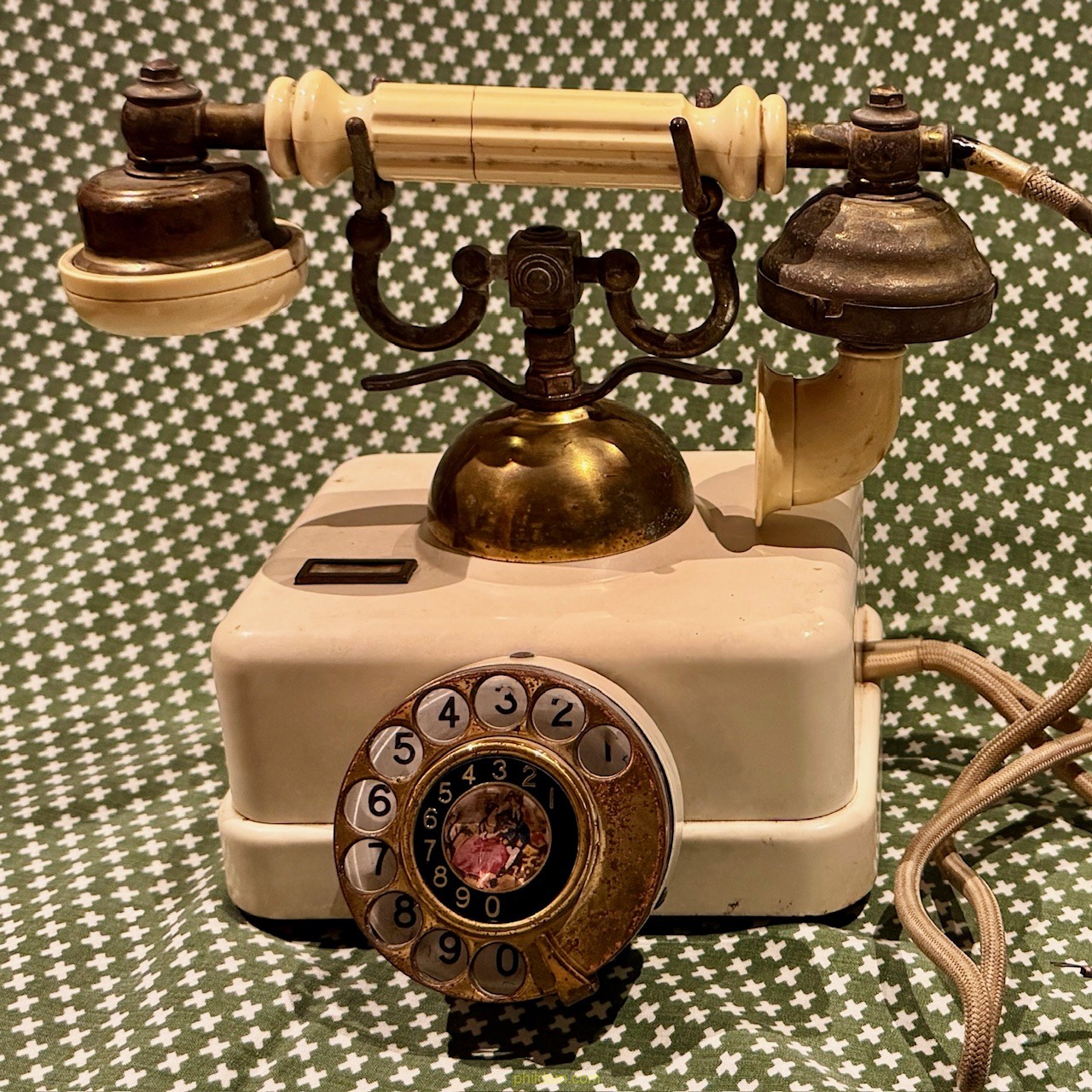 TELEFONO BLANCO AÑOS 70 CON CAMPANA Y BAQUELITA BLANCA