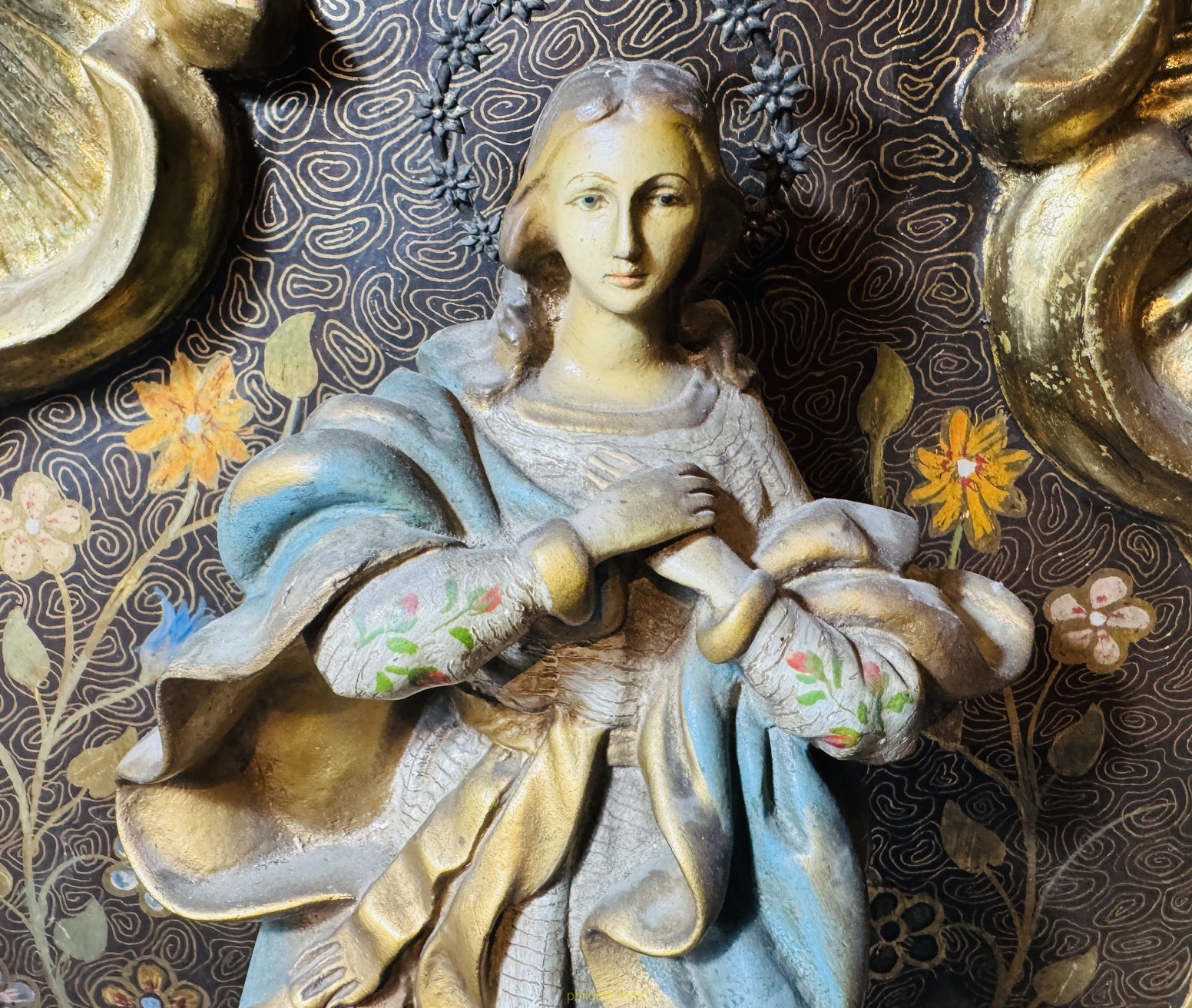 LA VIRGEN. CORNUCOPIA CON ESCUTURA EN MADERA TALLADA, POLICROMADA Y SOBREDORADA. 77x49cm