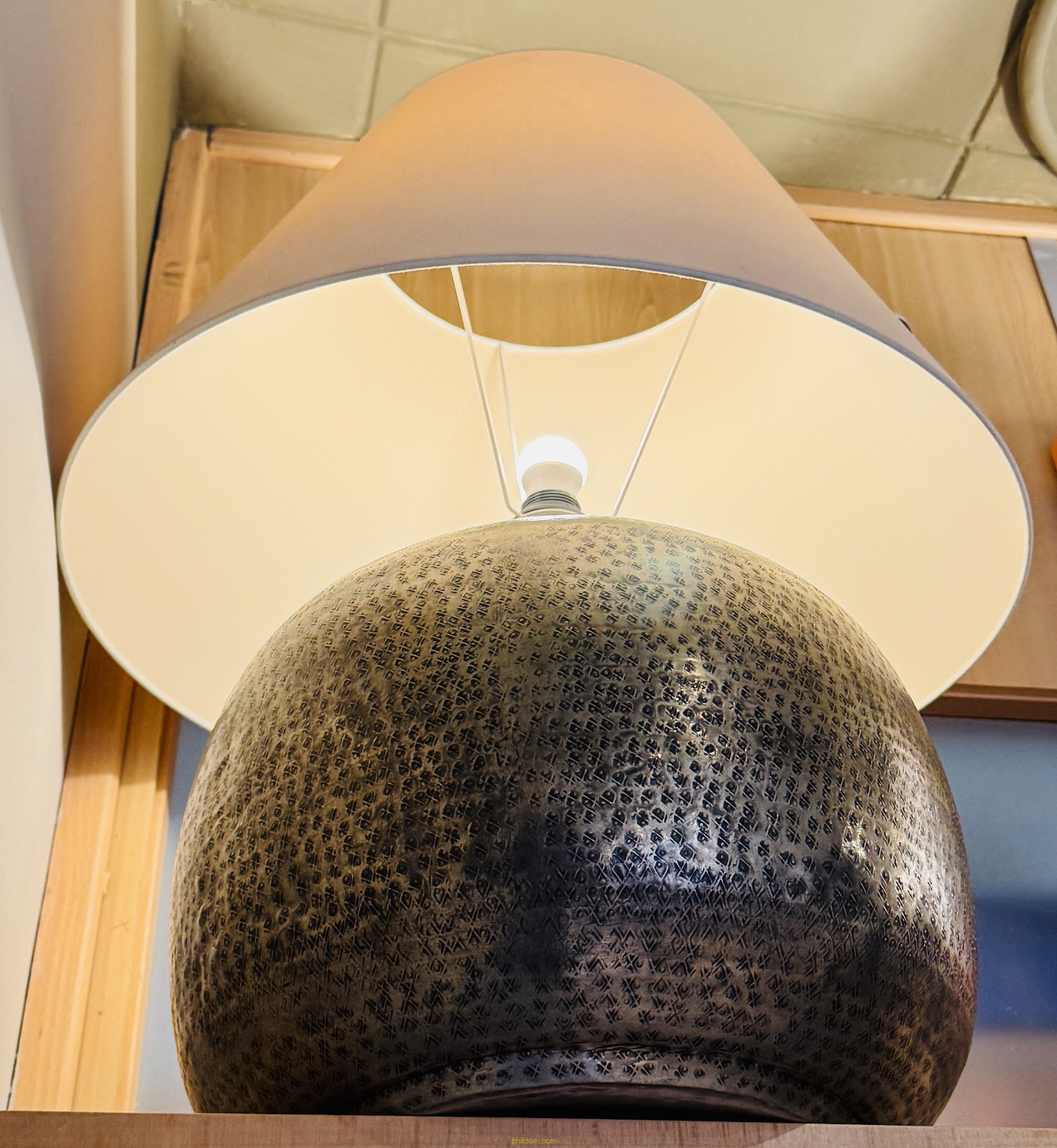 LAMPARA METALICA PUNTEADA DE SOBREMESA. Cuerpo 50 cm Pantalla 60 cm