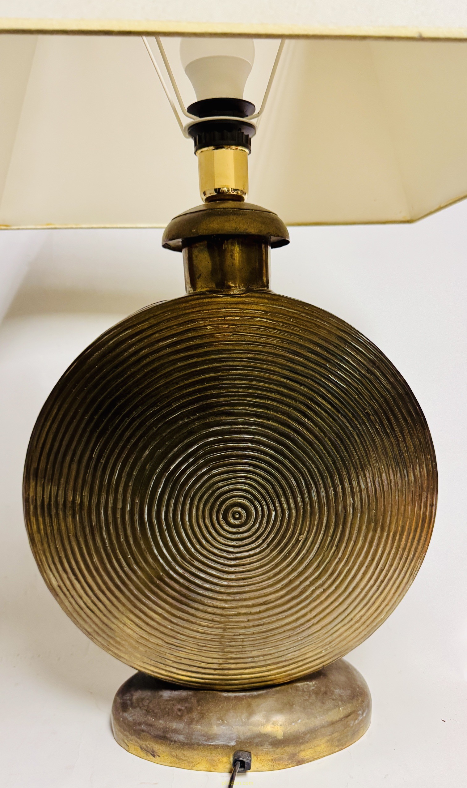 LAMPARA METALICA DE SOBREMESA. Cuerpo 40 cm Pantalla 50 cm Altura 80 cm