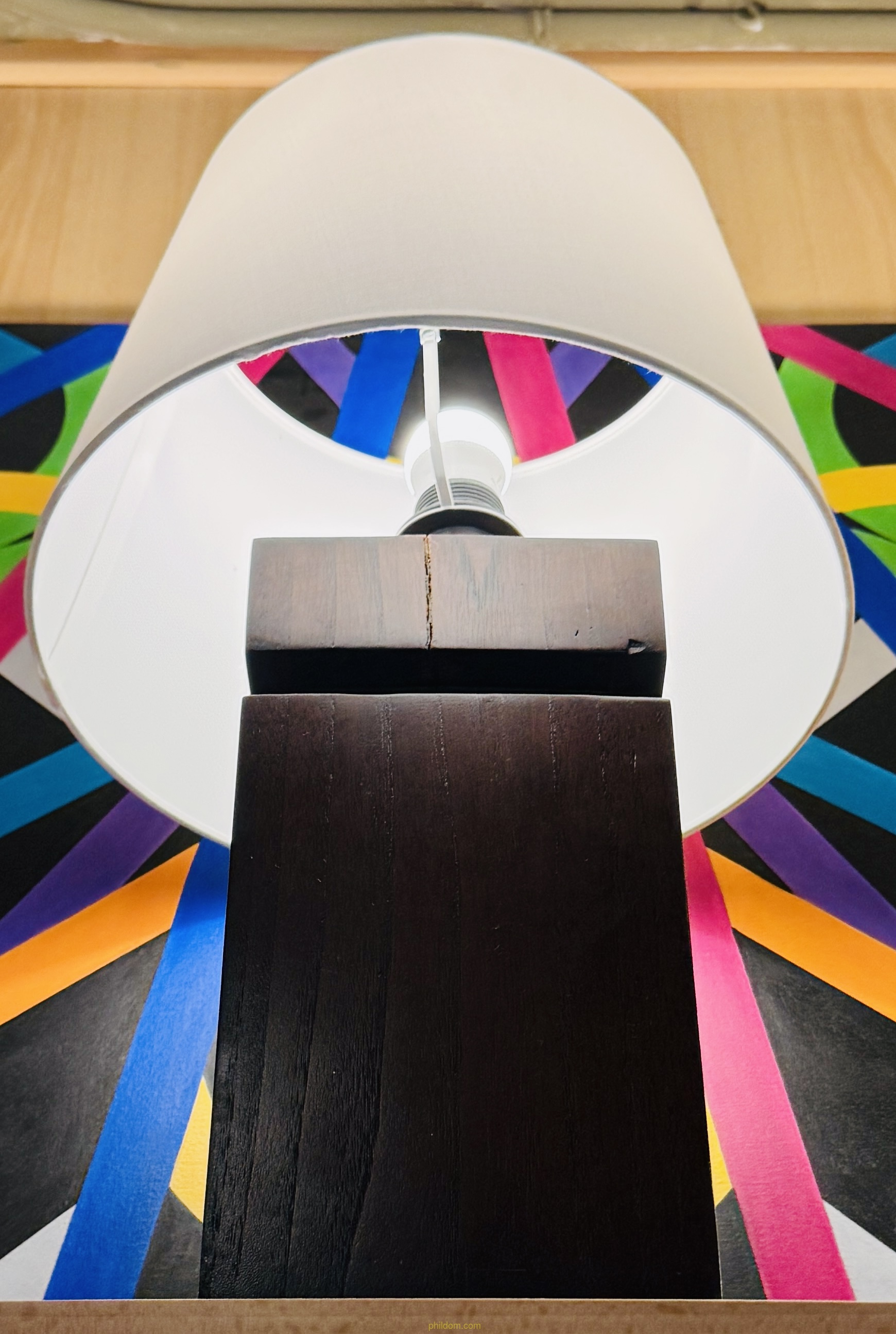 LAMPARA CUERPO DE MADERA DE SOBREMESA. Estilo BAUHAUS Cuerpo 35 cm Pantalla 30 cm