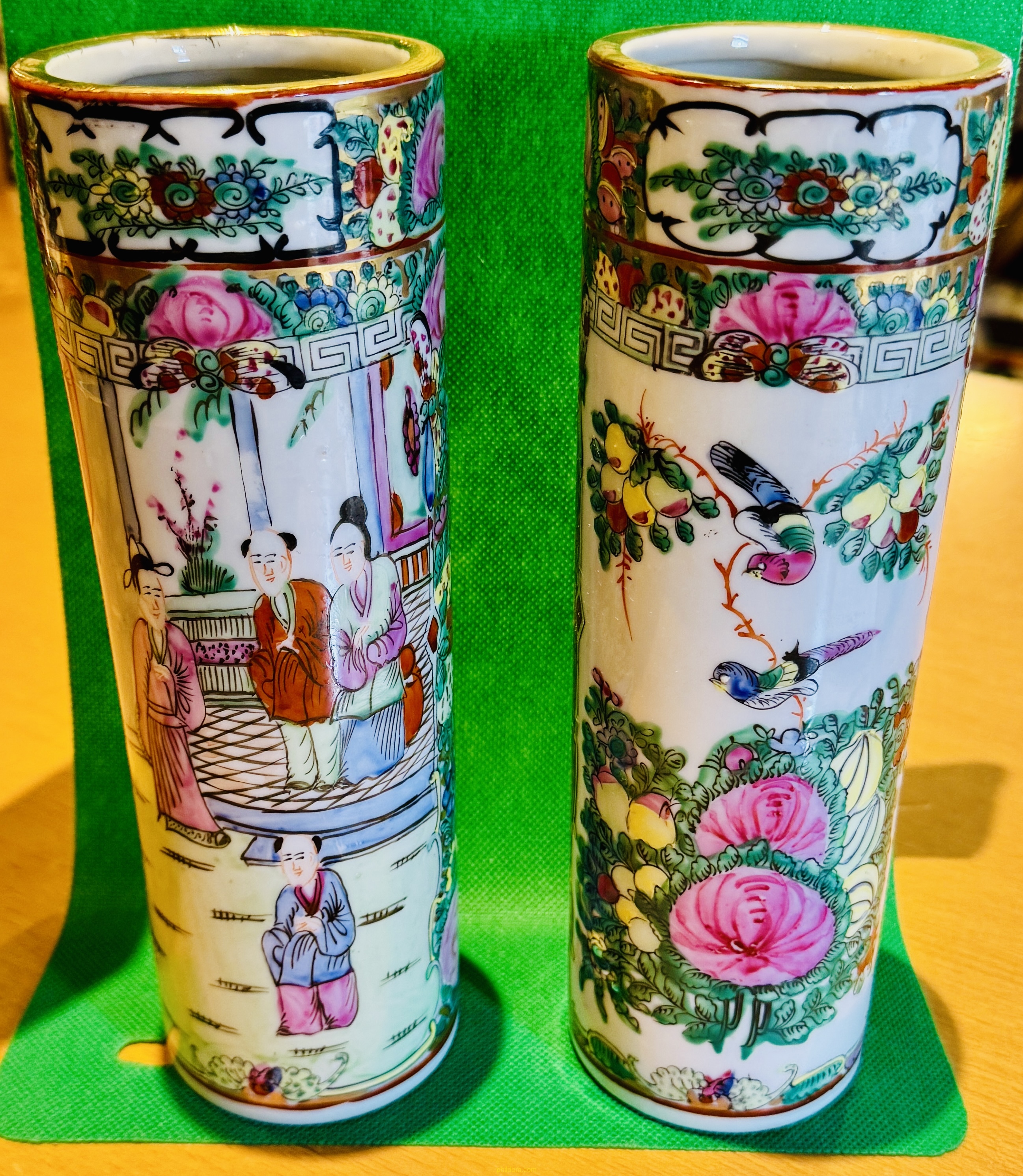 PAREJA DE JARRONES CHINOS decoración de W.L, Hong Kong, China. Alto 23 cm Años 60