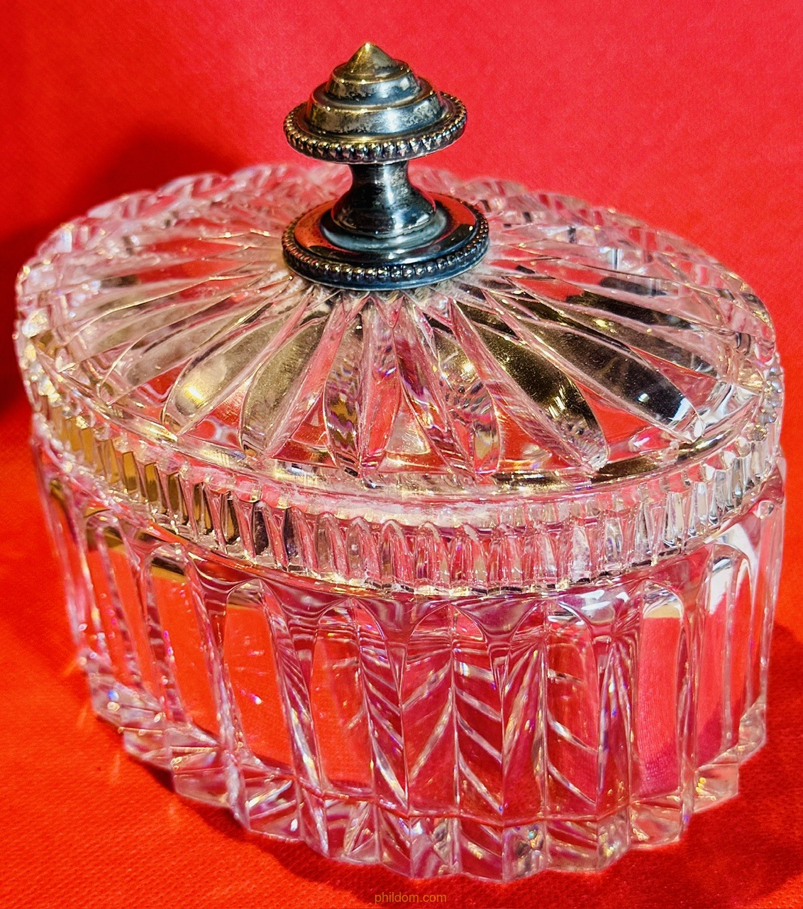 BOMBONERA DE CRISTAL TALLADO CON POMO DE PLATA 15cm X 11cm