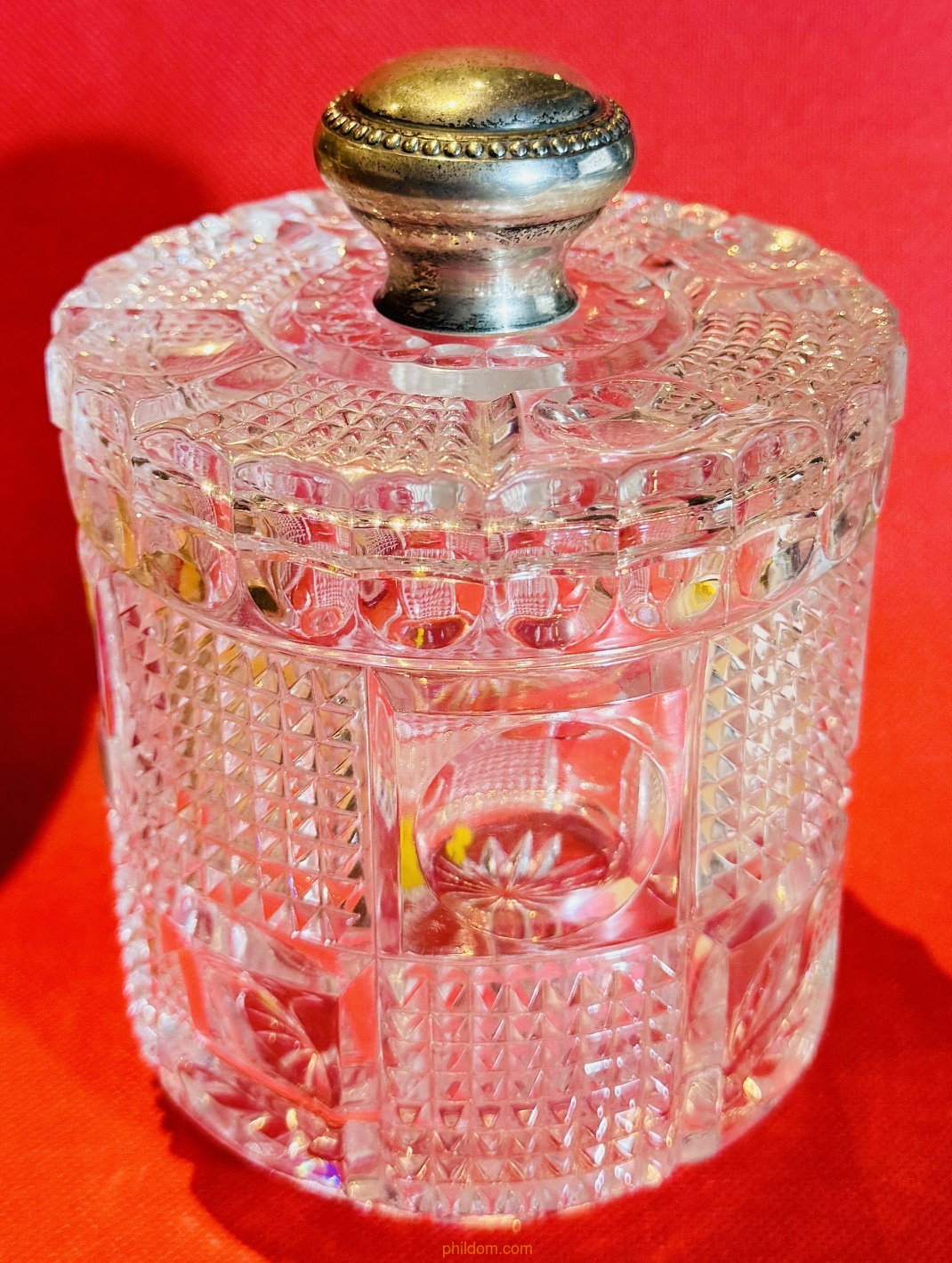 BOMBONERA DE CRISTAL TALLADO CON POMO DE PLATA 17cm x 12xm