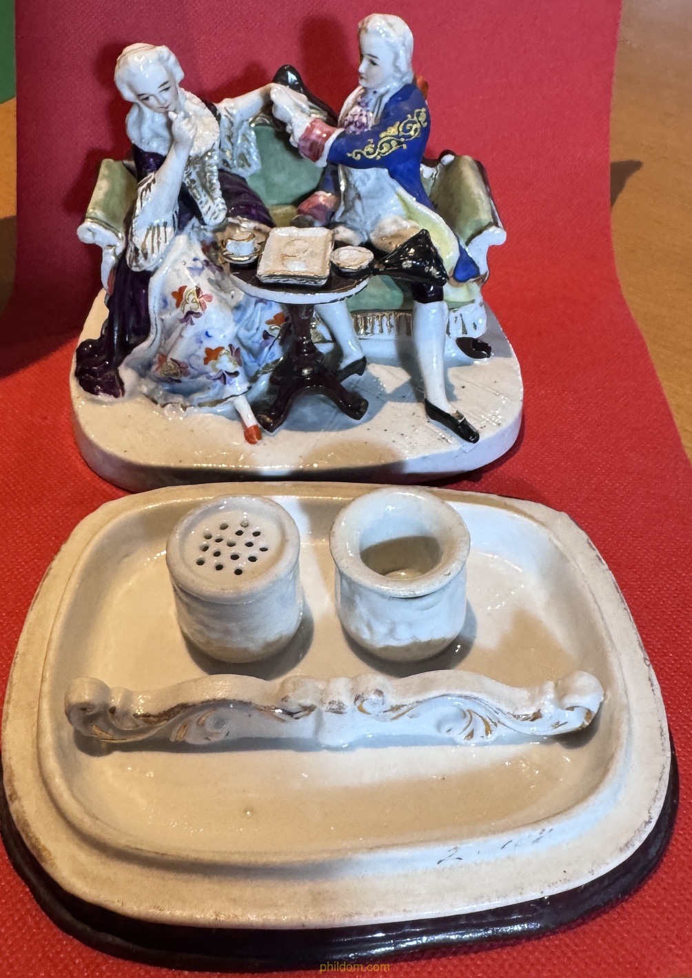 TINTERO DE PORCELANA ALEMANA DE FINALES DEL SIGLO XVIII DE CONTA BOEHME. PAREJA TOMANDO TÉ