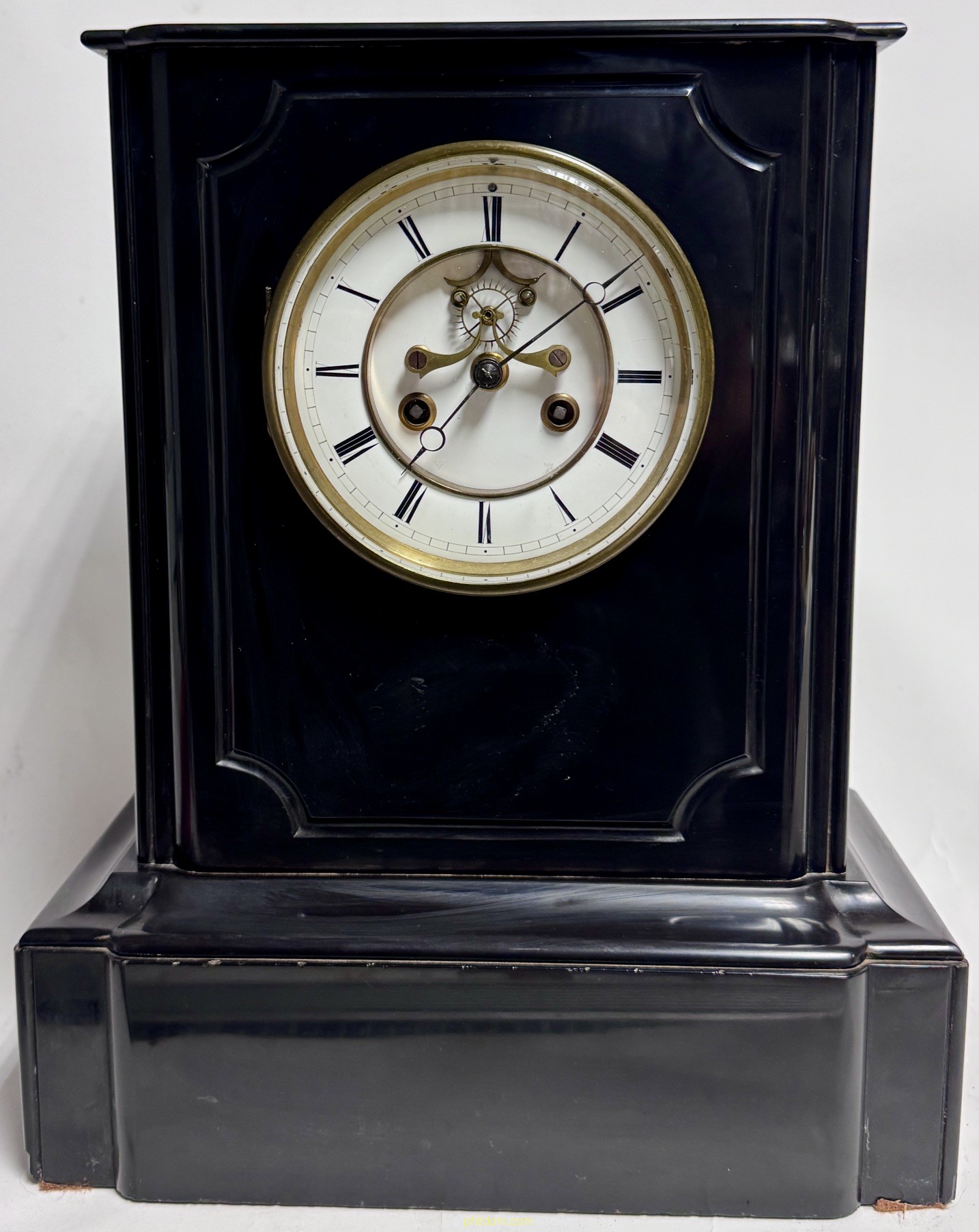 RELOJ DE SOBREMESA FRANCÉS EN MÁRMOL NEGRO, fles. s.XIX Maquinaria París con soneria de horas y medias.