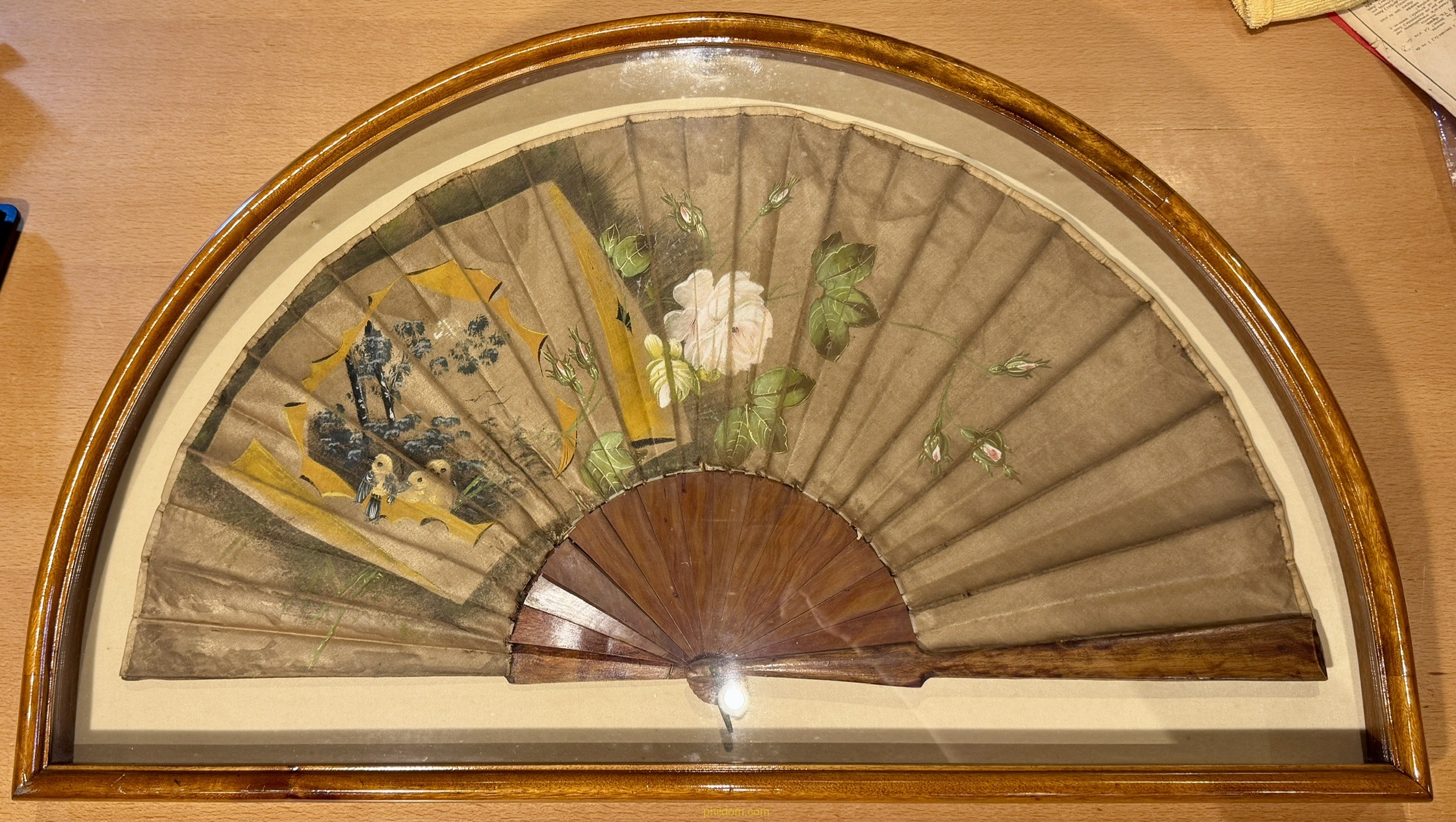 ANTIGUO ABANICO ENMARCADO VARILLAS DE MADERA Y SEDA 33cm