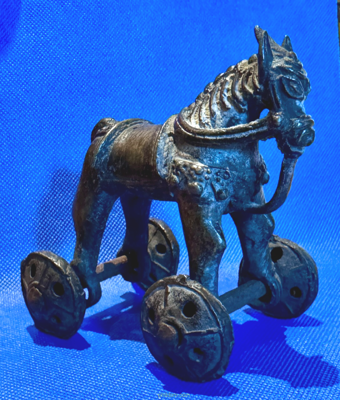 CABALLO DE JUGUETE ANTIGUO DE BRONCE SOBRE RUEDAS PROCEDENTE DE LA INDIA. 12x12xm